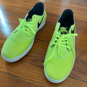 Yellow/black Nike runners